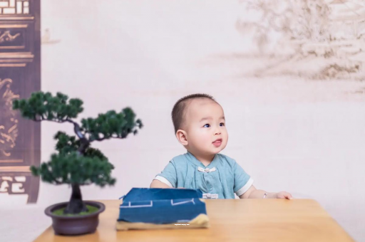 海南怀孕肚子中间凹两边凸